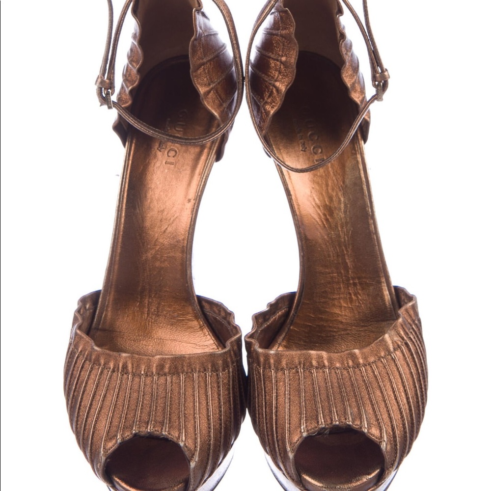 bronze GUCCI D’orsay platform pumps. Size 37.Used.